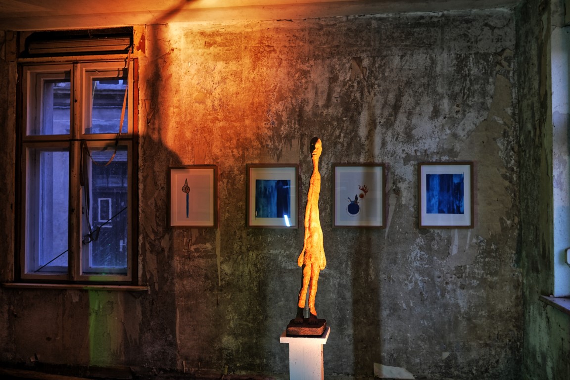 Plastik Stefan Bassir, Grafiken und Collagen Claudia Brüggemann | Foto: Steffen Segner