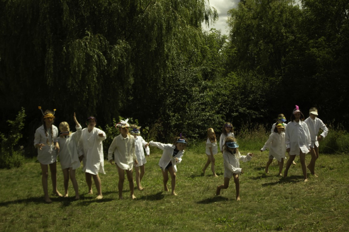 Spielerisches Tanzen in der Natur