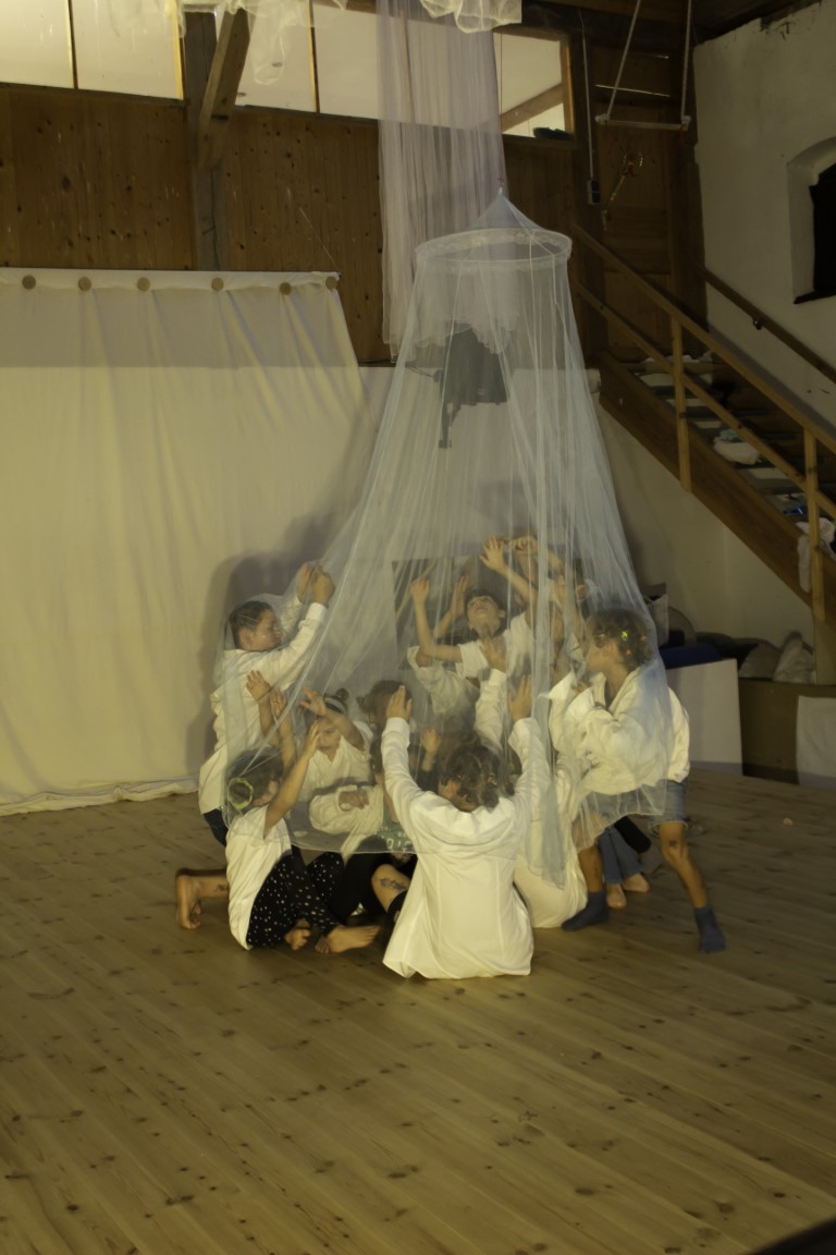 Spielen mit Bühne und Material in Gruppe